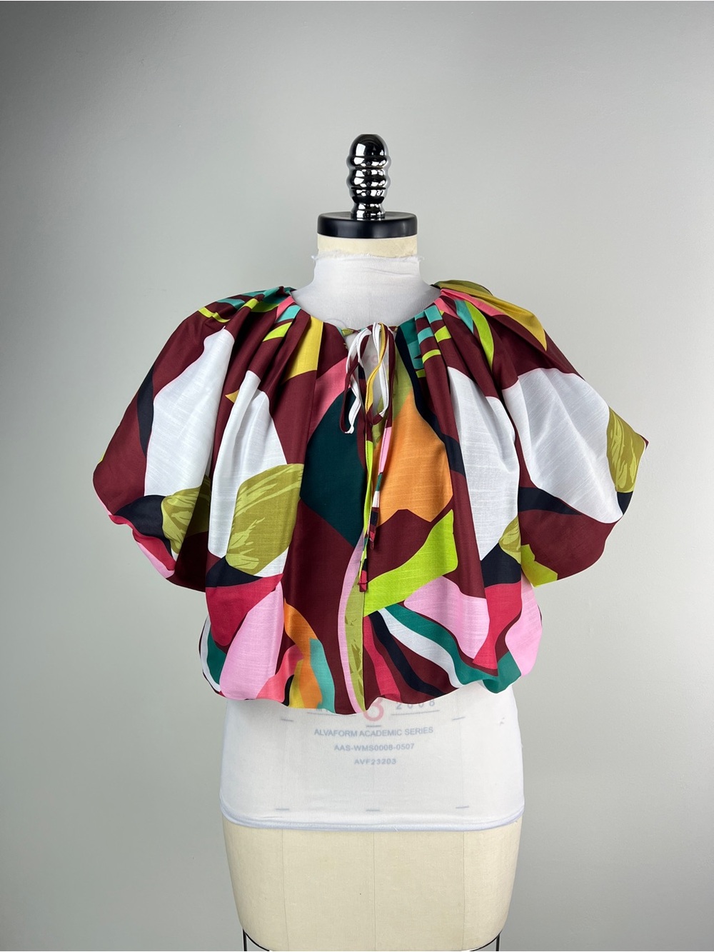 💚 3773. Colorblock Puff-Sleeve Tie-Neck Top - Multi